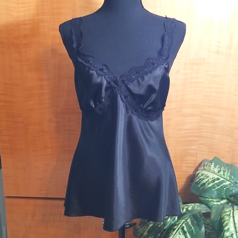 NWOT Beautiful silk feeling black camisole size medium.